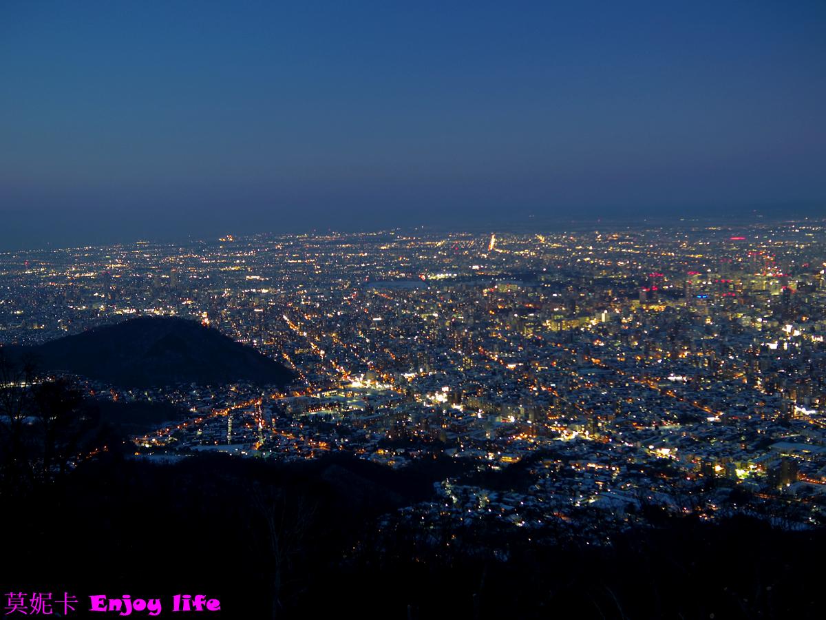 【北海道札幌景點】*札幌藻岩山夜景*，日本新三大夜景之一！藻岩山纜車搭乘攻略，包括最佳觀賞時間、購票方式及搭乘流程，帶您輕鬆享受絕美景致！