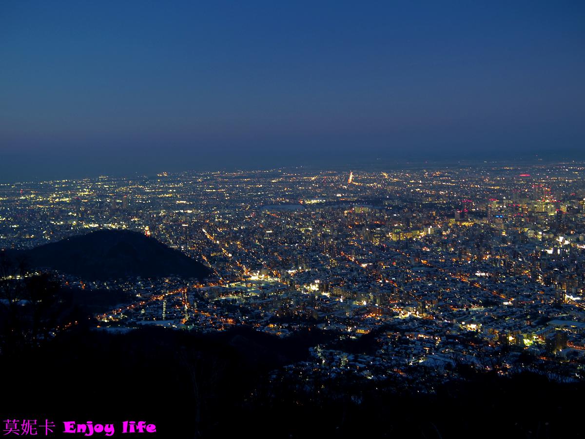 【北海道札幌景點】*札幌藻岩山夜景*，日本新三大夜景之一！藻岩山纜車搭乘攻略，包括最佳觀賞時間、購票方式及搭乘流程，帶您輕鬆享受絕美景致！