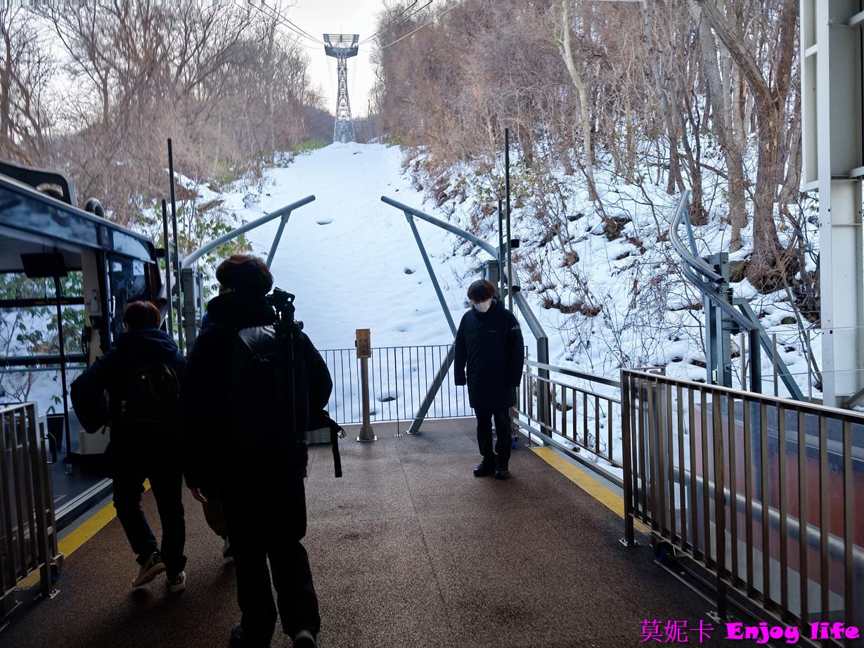 【北海道札幌景點】*札幌藻岩山夜景*，日本新三大夜景之一！藻岩山纜車搭乘攻略，包括最佳觀賞時間、購票方式及搭乘流程，帶您輕鬆享受絕美景致！