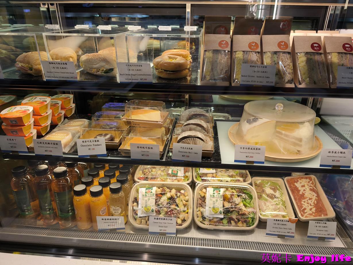【桃園機場】桃園機場第二航廈餐廳 Wing Cafe 龍騰卡餐飲攻略與環境介紹!!!