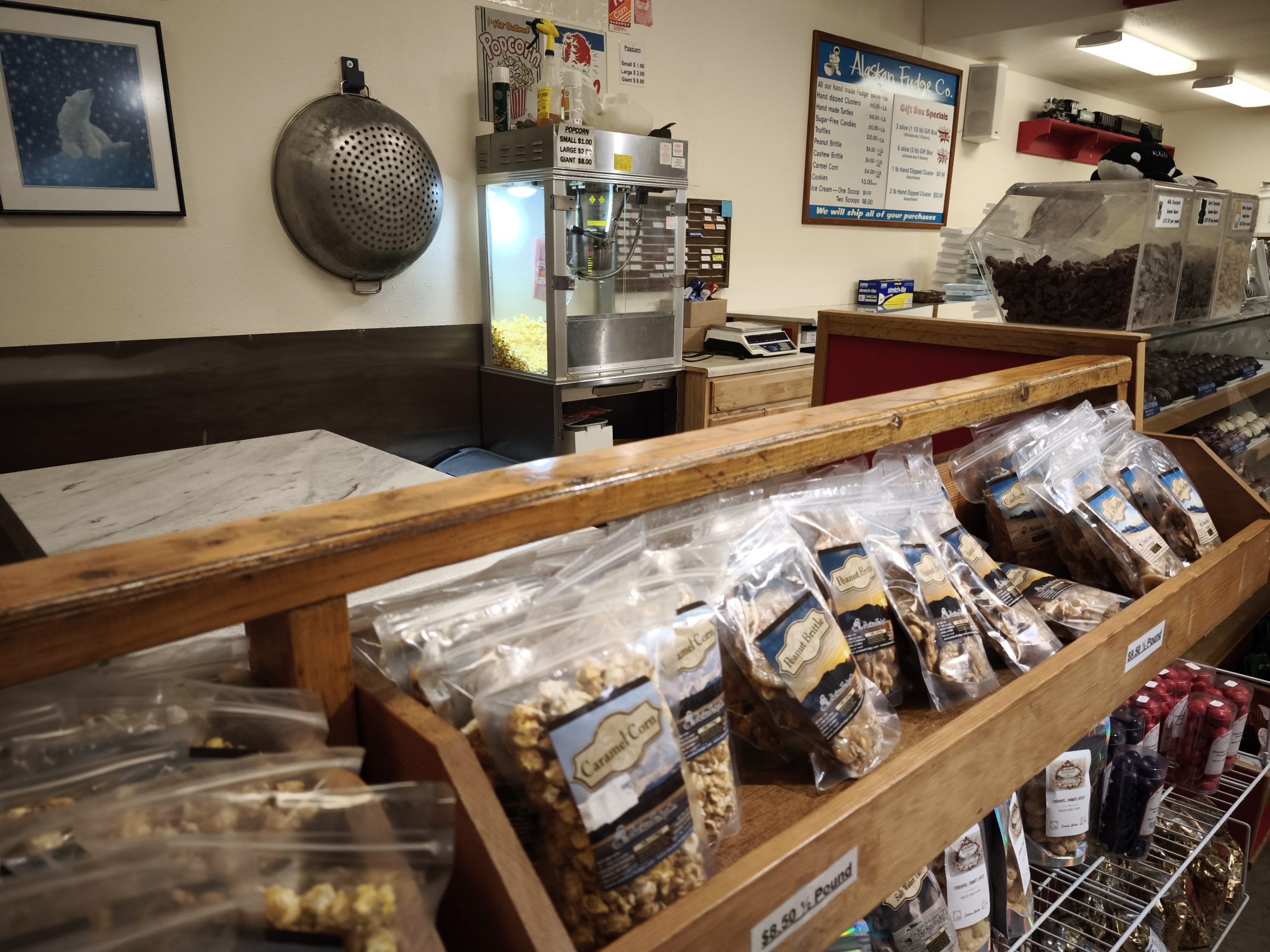 【阿拉斯加朱諾美食】The Alaska Fudge Company｜朱諾必買手工巧克力與人氣熊掌巧克力推薦!!!