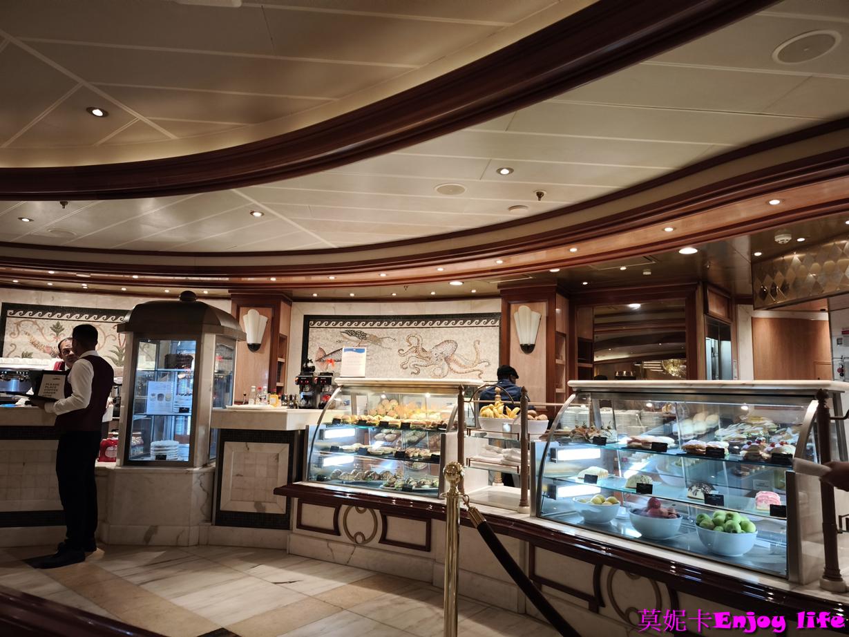 【公主遊輪餐廳】公主郵輪國際點心吧 International Cafe完整攻略｜24 小時點心吧、三明治輕食、甜點櫃一次看懂!!!
