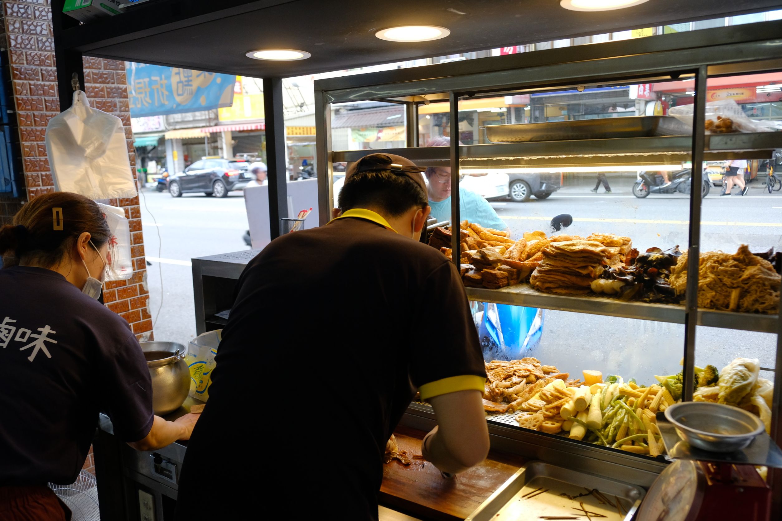 【台南美食小吃】*秘醬滷味 台南裕農店*，2023年台南東區新開櫥窗冷滷味店，加上特製秘醬的滷味調味剛好，入味好吃!