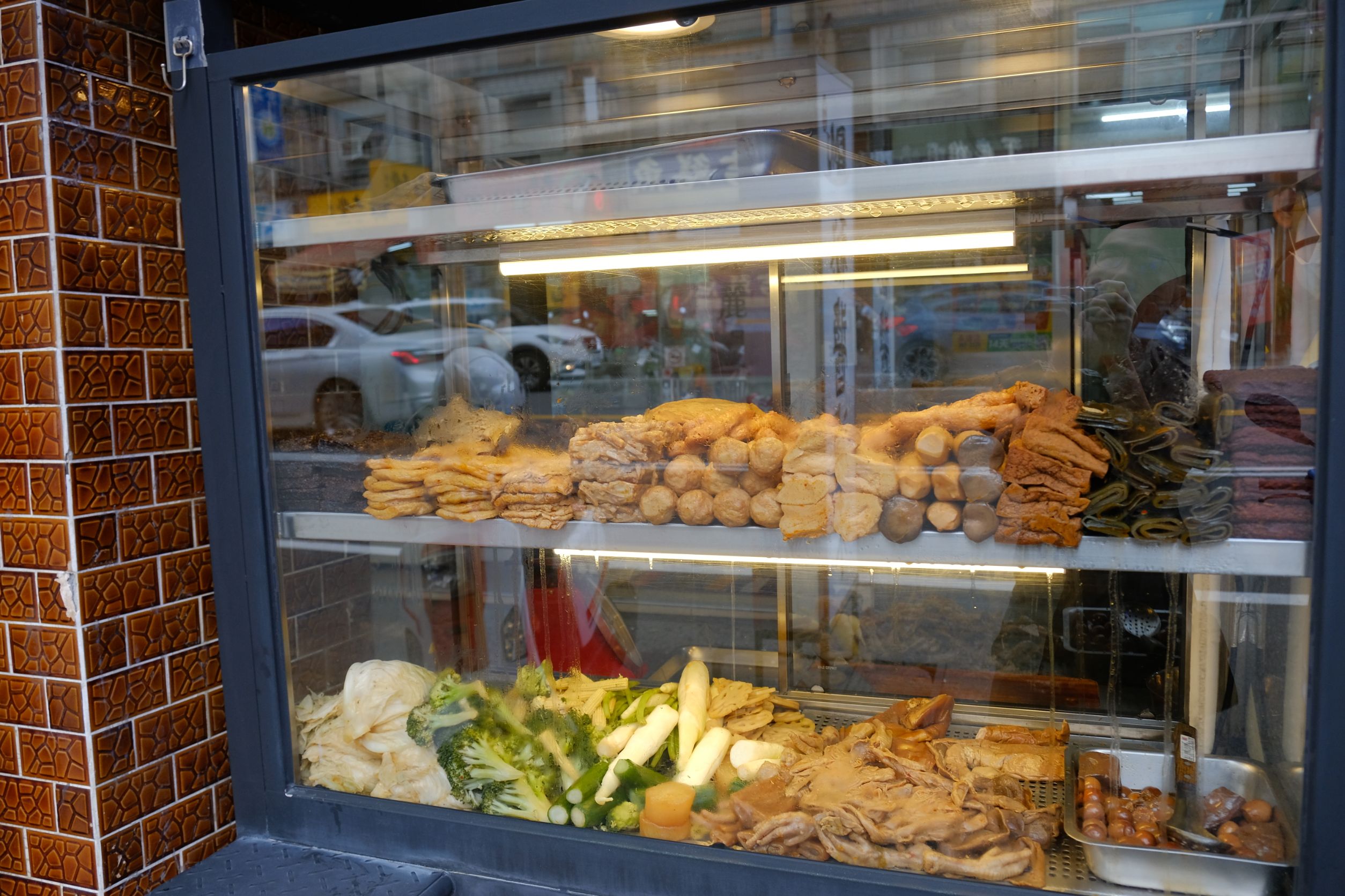 【台南美食小吃】*秘醬滷味 台南裕農店*，2023年台南東區新開櫥窗冷滷味店，加上特製秘醬的滷味調味剛好，入味好吃!