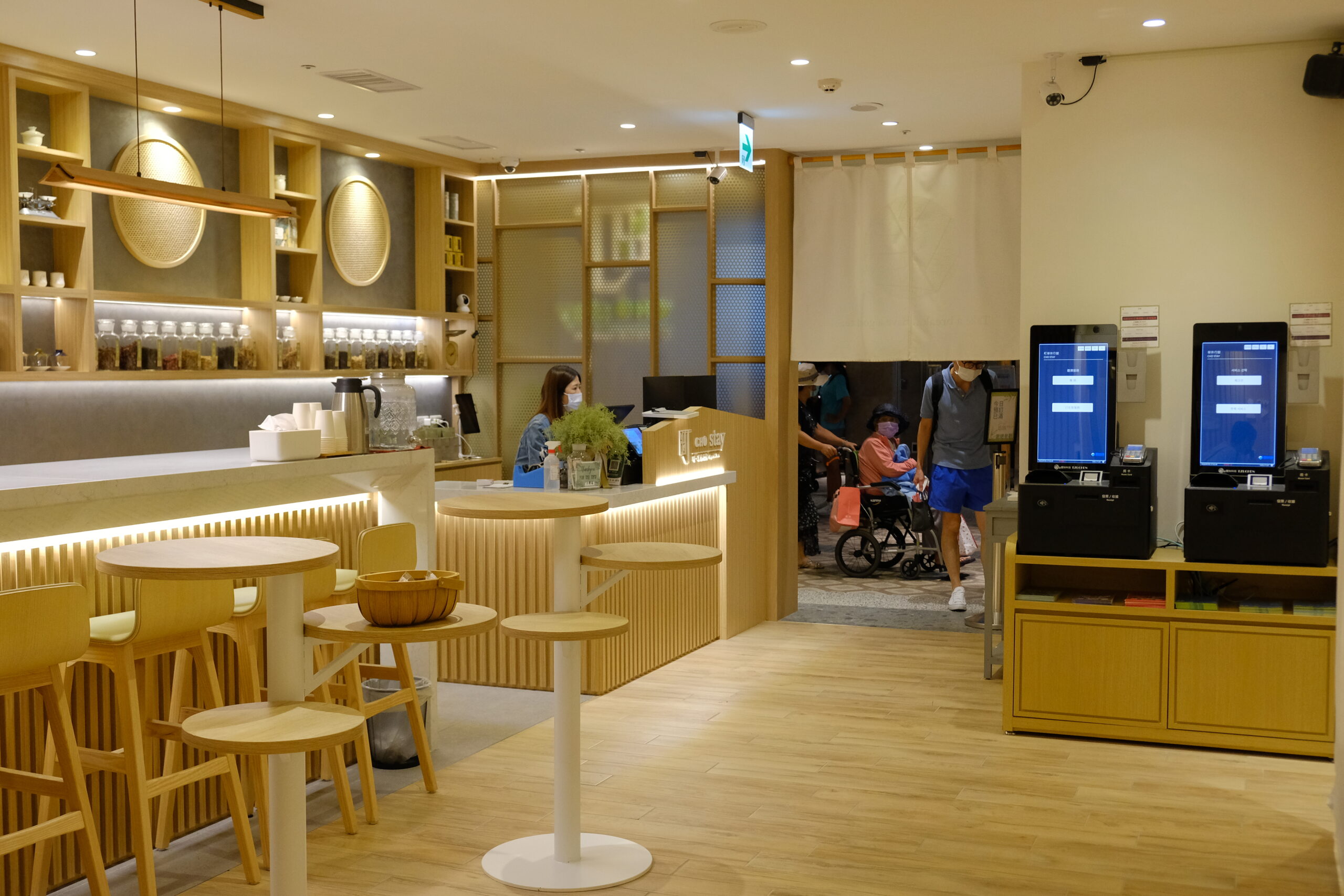 【桃園機場住宿】*町·草休行館CHO Stay Capsule Hotel*在桃園機場二航廈裡的膠囊旅館睡在機場航廈裡，旁邊還有美食街跟飛機觀景台。